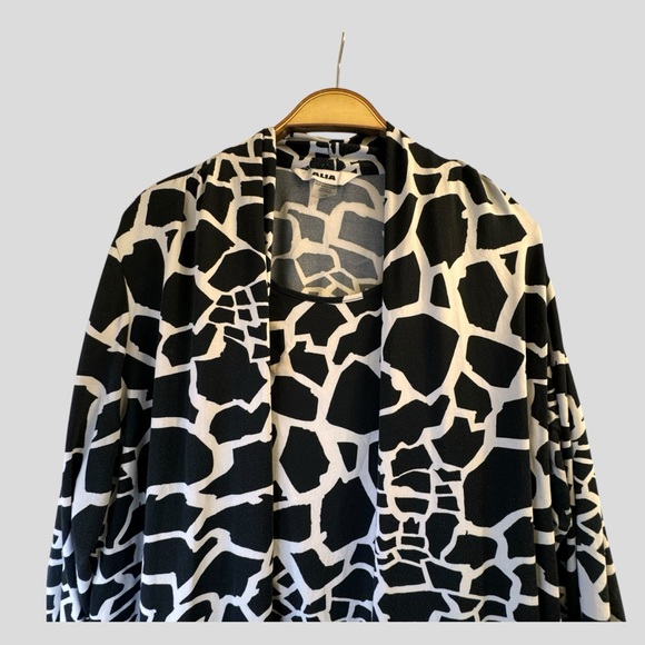 Alia Women’s 2-Piece Animal Print Open Sweater Attached Sleeveless Size L - Picture 5 of 10